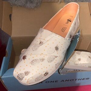 TOMS Classic Rose Gold Pineapples Print Slip-On Flats